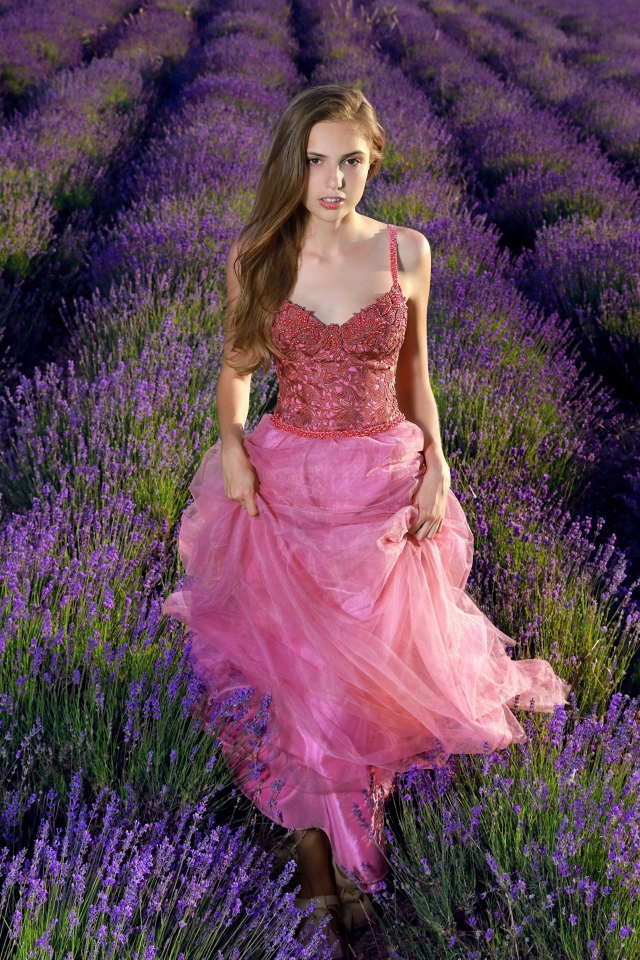 Красивая девушка в розовом платье на лавандовом поле 