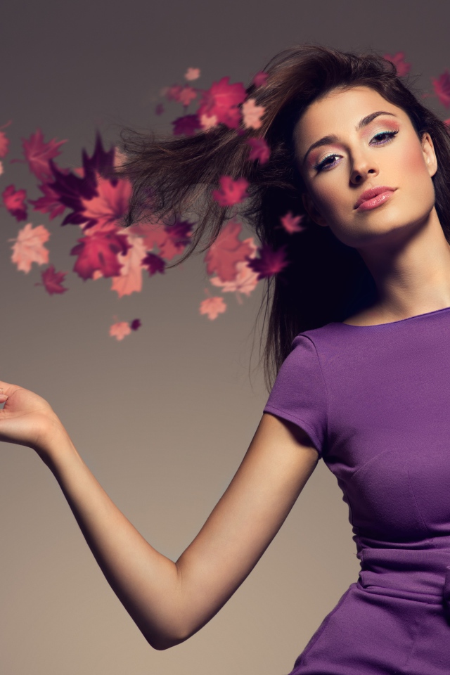 Красивая девушка в фиолетовом платье на сером фоне 