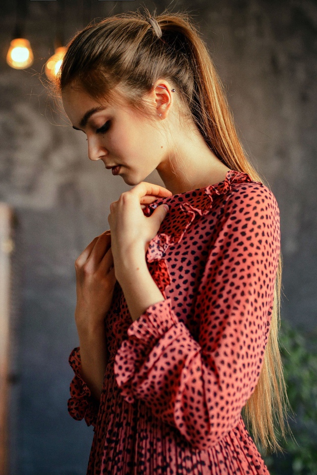 Красивая девушка в пятнистом розовом платье 