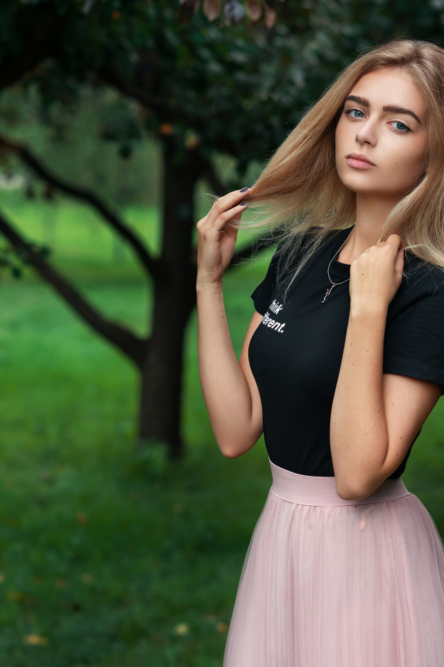 Красивая девушка в костюме в парке