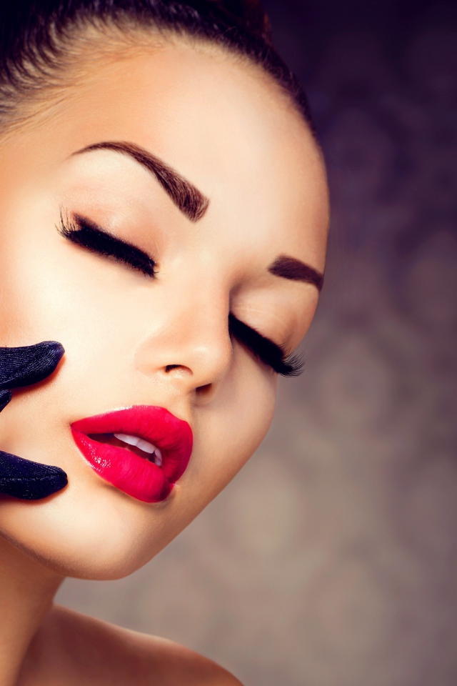 Красивая девушка в черных перчатках с дорогим кольцом 