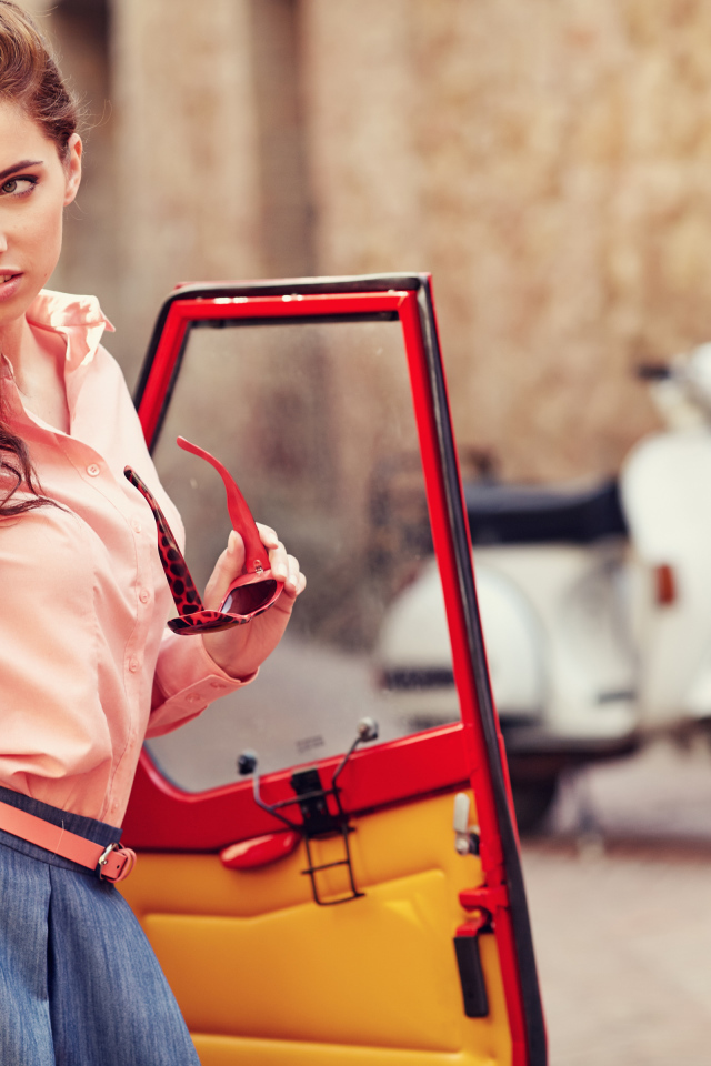 Красивая девушка модель у красного автомобиля