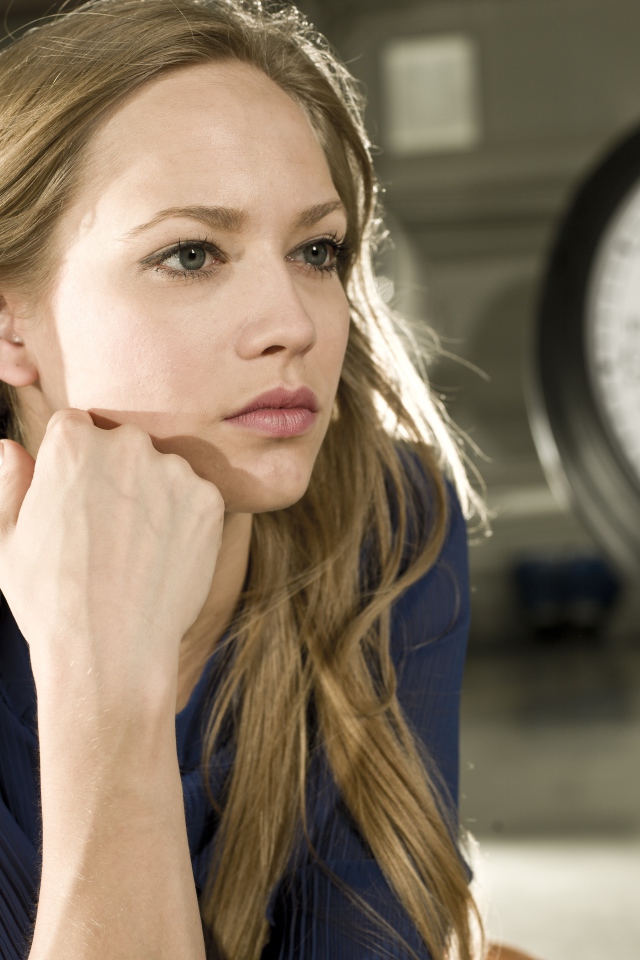 Красивая девушка модель на фоне часов