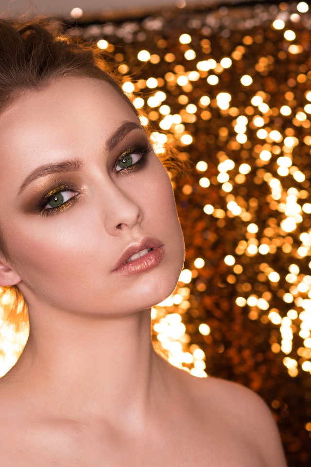 Красивая девушка на блестящем фоне