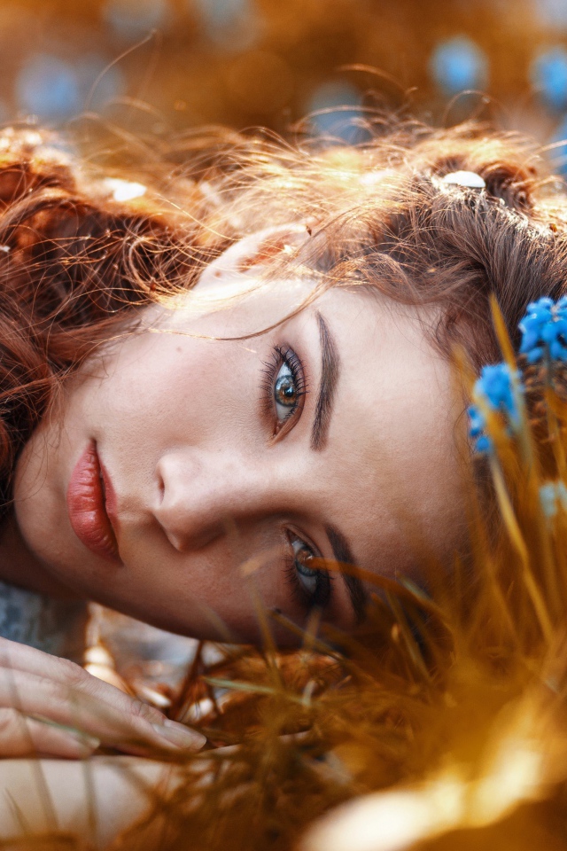 Красивая девушка на земле с мускариками