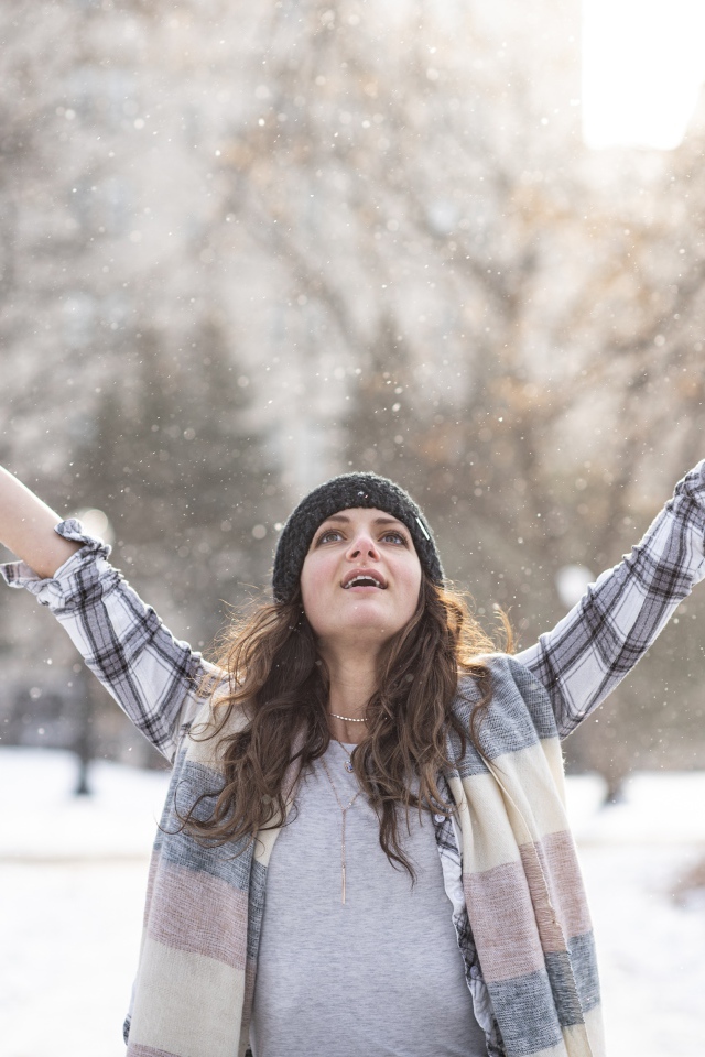 Красивая девушка на улице зимой 
