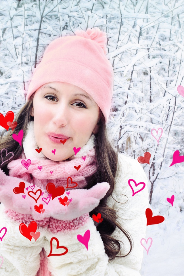 Красивая девушка шлет воздушные поцелуи зимой 