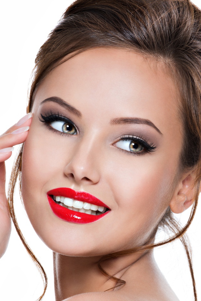 Красивая девушка с очаровательной улыбкой на белом фоне