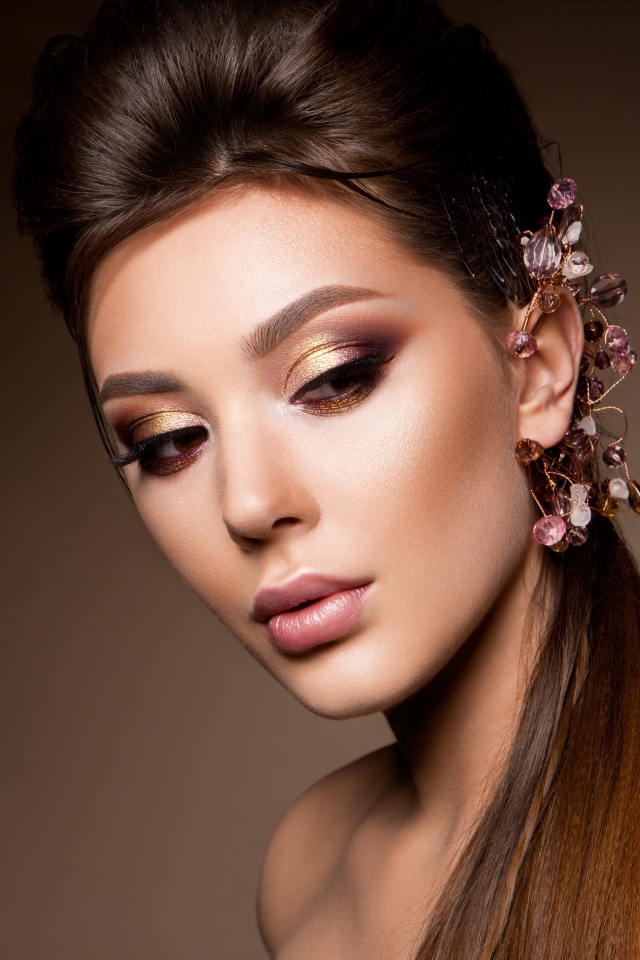 Красивая девушка с прической и украшениями в волосах 