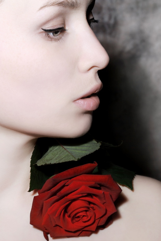 Красивая девушка с цветком розы на теле