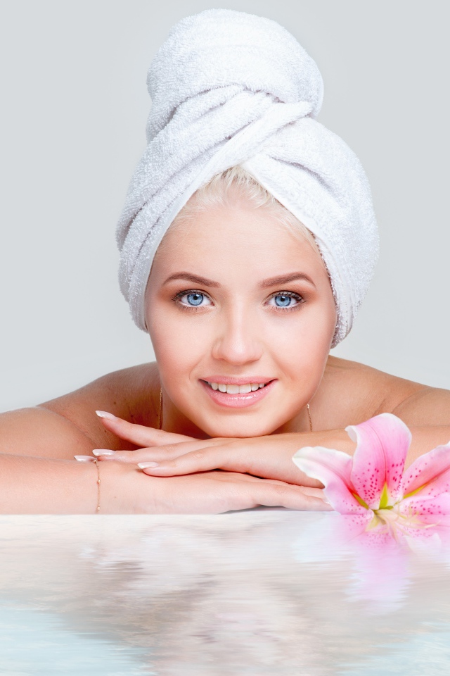 Красивая девушка с голубыми глазами после SPA процедур