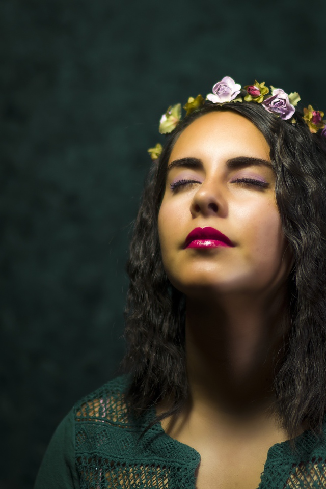 Красивая девушка с закрытыми глазами с венком на голове 