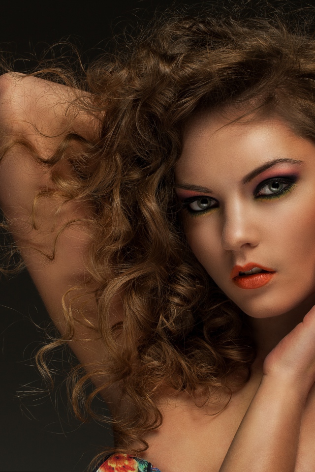 Красивая девушка с кучерявыми волосами