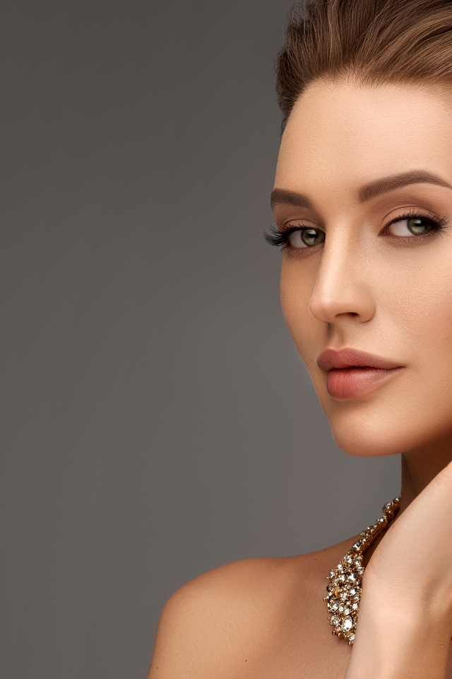 Красивая девушка с вечерней прической и дорогими украшениями