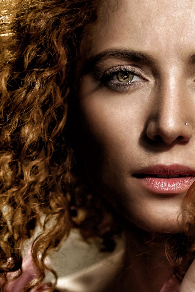 Красивая девушка с волнистыми волосами 