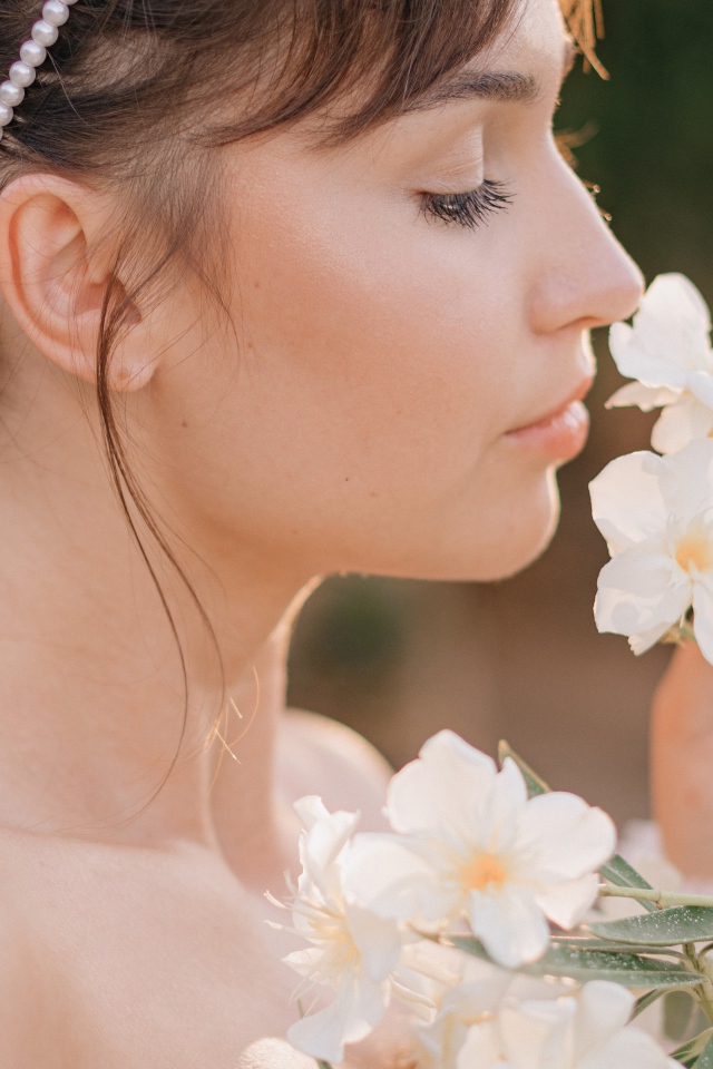 Красивая девушка с белыми цветами в руке