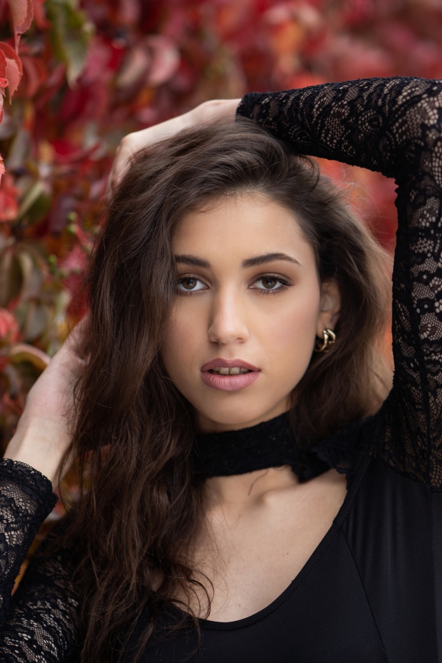 Красивая длинноволосая шатенка в черном платье