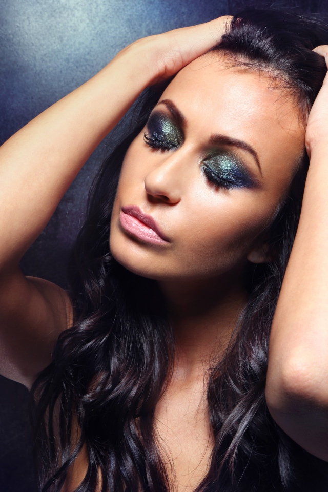 Красивая длинноволосая брюнетка с закрытыми глазами 