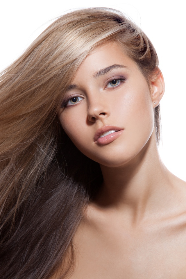 Красивая длинноволосая девушка на белом фоне