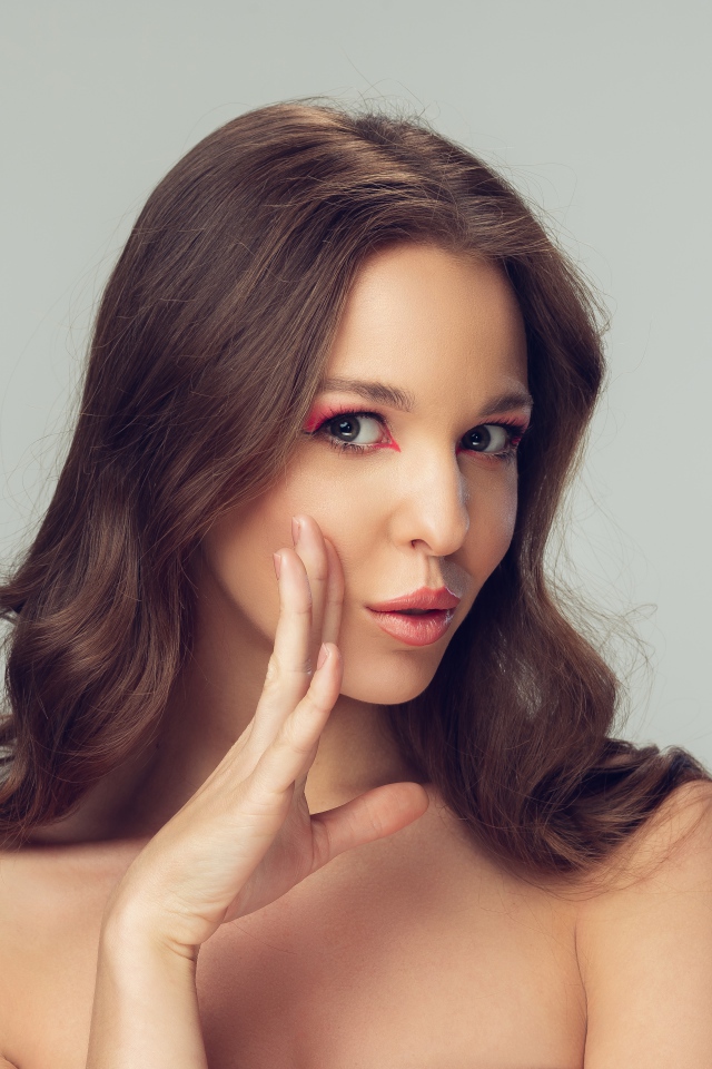 Красивая длинноволосая девушка рассказывает секреты 