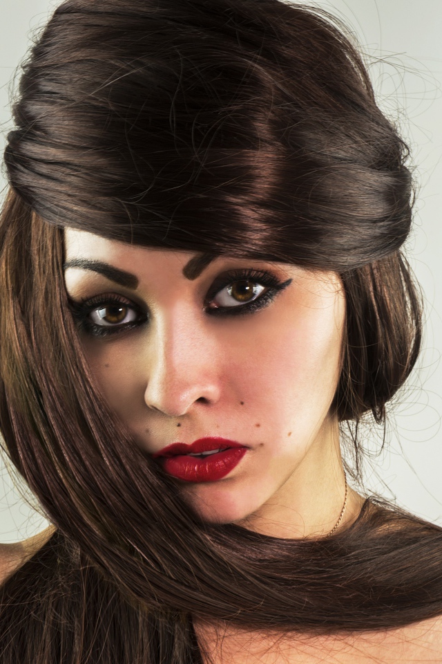 Красивые длинные волосы у девушки с накрашенным лицом