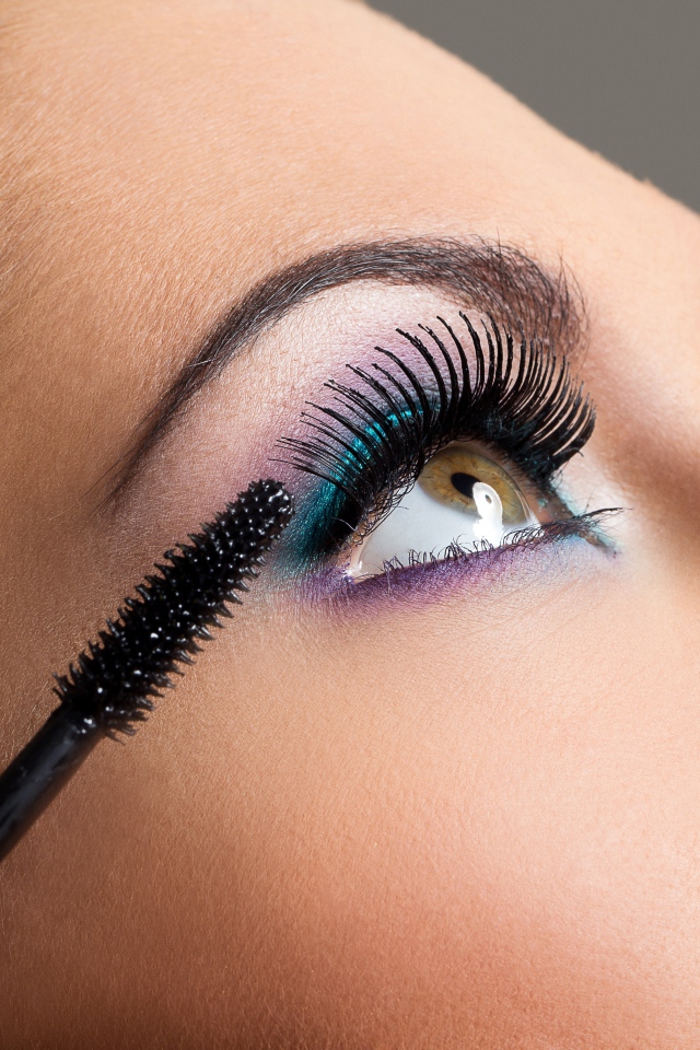 Красивые накрашенные глаза девушки с длинными ресницами