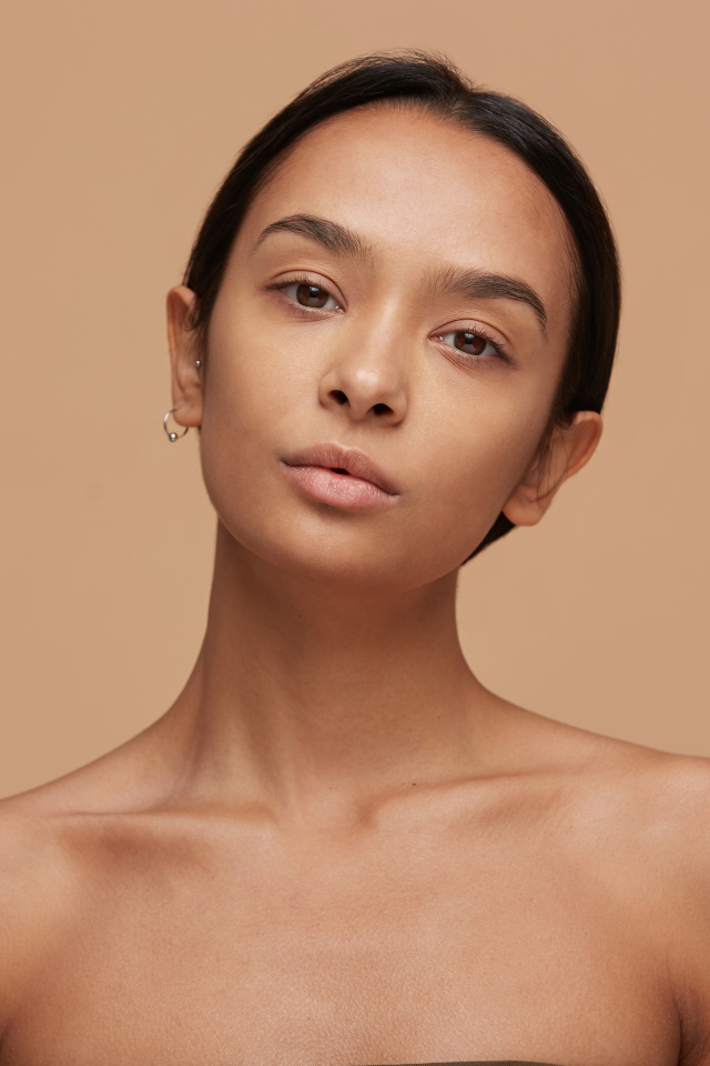 Красивая настоящая девушка с карими глазами