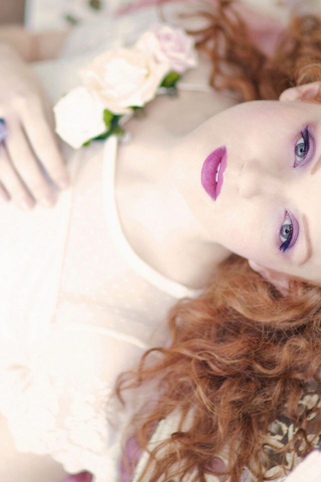 Красивая рыжеволосая девушка невеста 