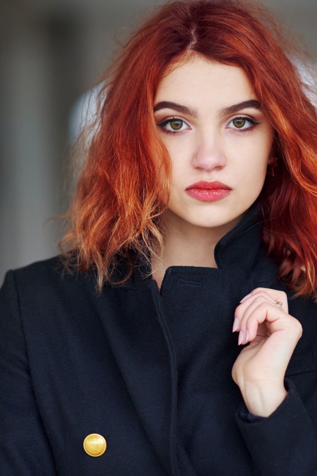 Красивая рыжеволосая девушка в черном пальто 