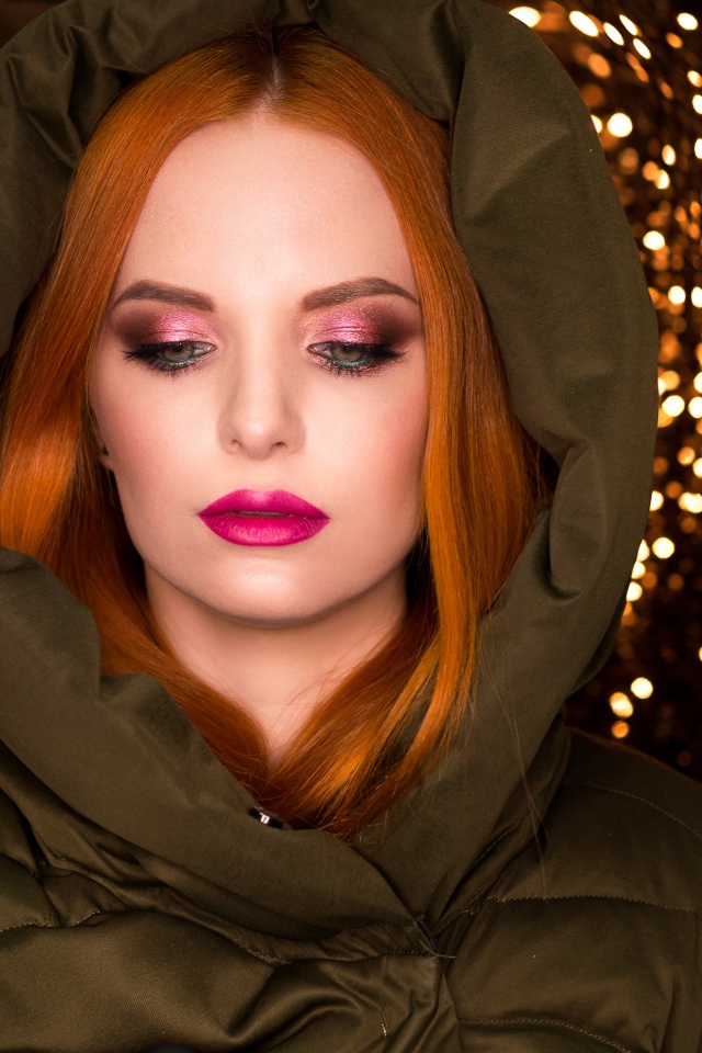 Красивая рыжеволосая девушка в теплой куртке 