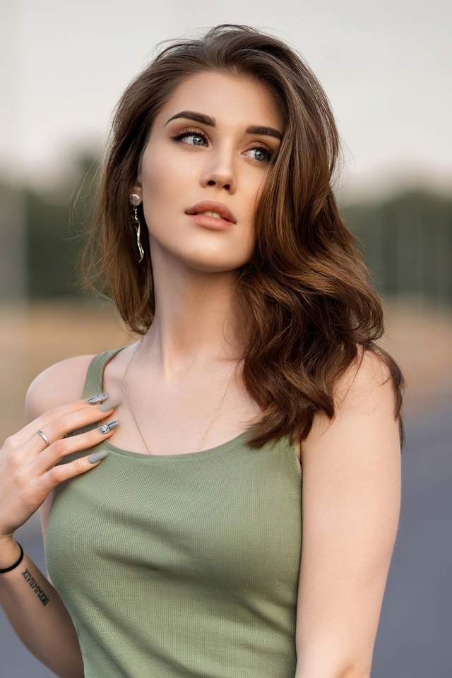 Красивая грустная девушка на дороге 