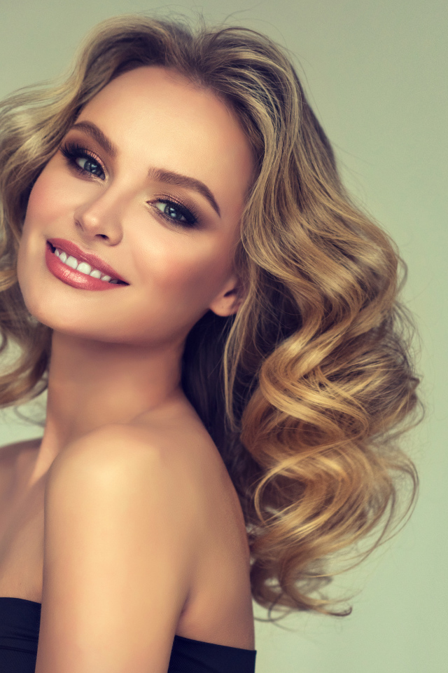 Красивая улыбающаяся блондинка с длинными волосами