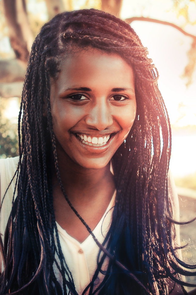 Красивая улыбающаяся девушка с косичками