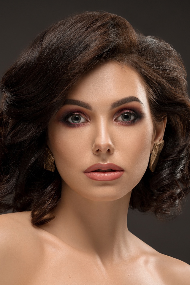 Красивая стильная девушка с прической на голове