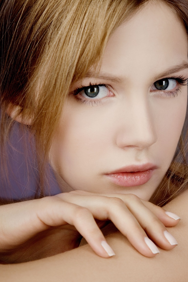 Красивая нежная девушка с серыми глазами