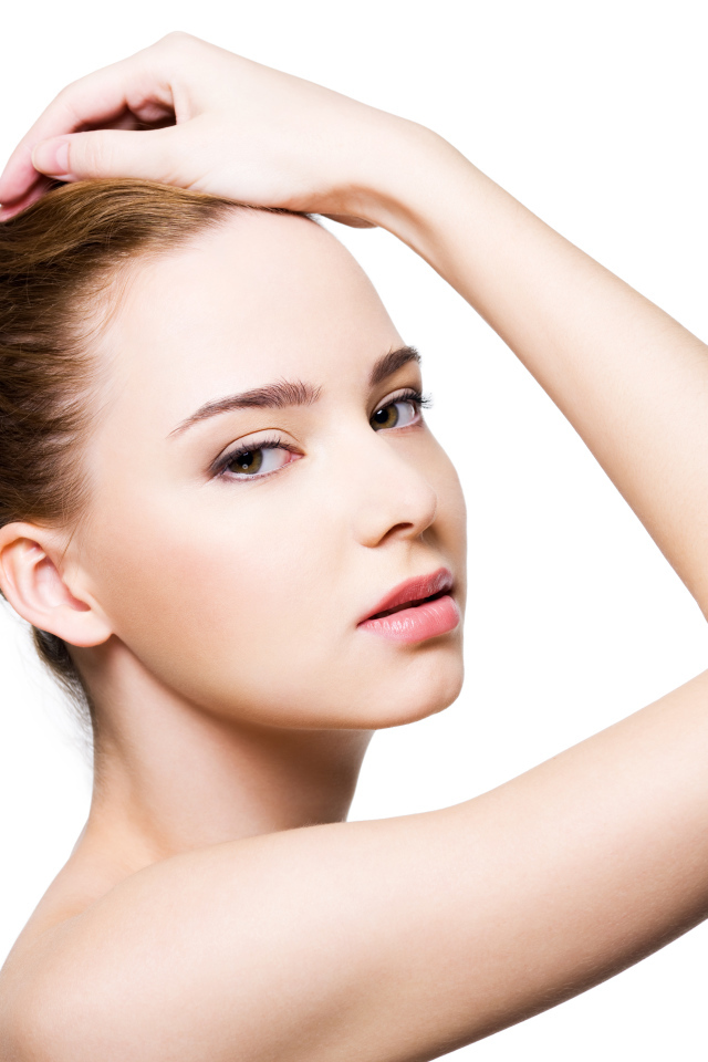 Красивая нежная девушка с рукой в волосах