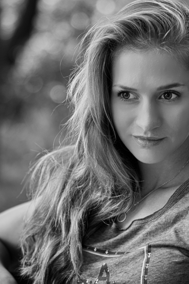 Черно-белое фото красивой девушки 