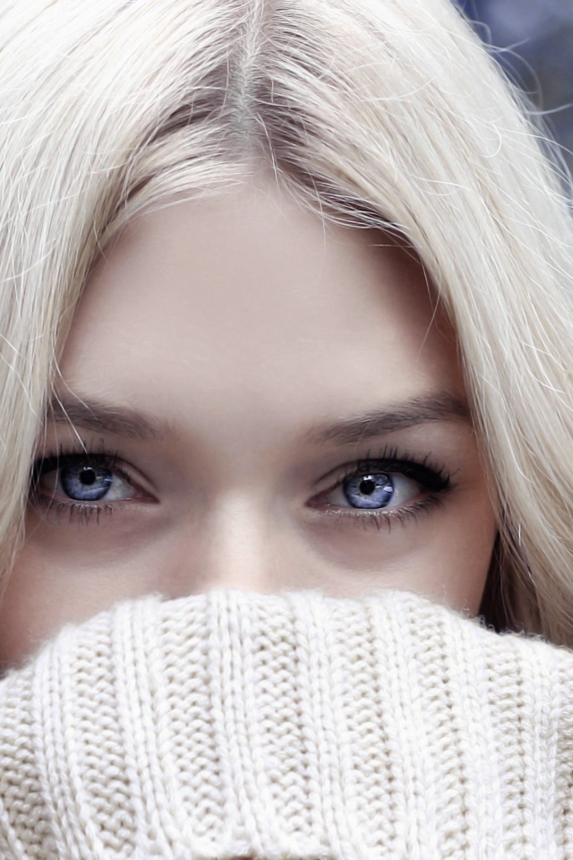 Голубоглазая девушка в белом свитере 