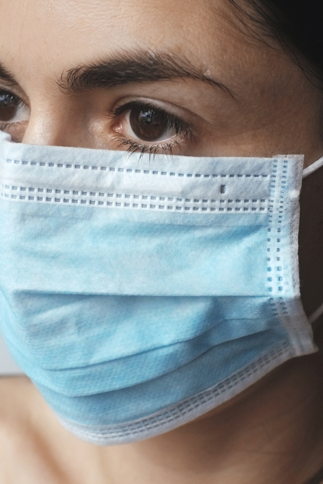 Кареглазая девушка в медицинской маске 