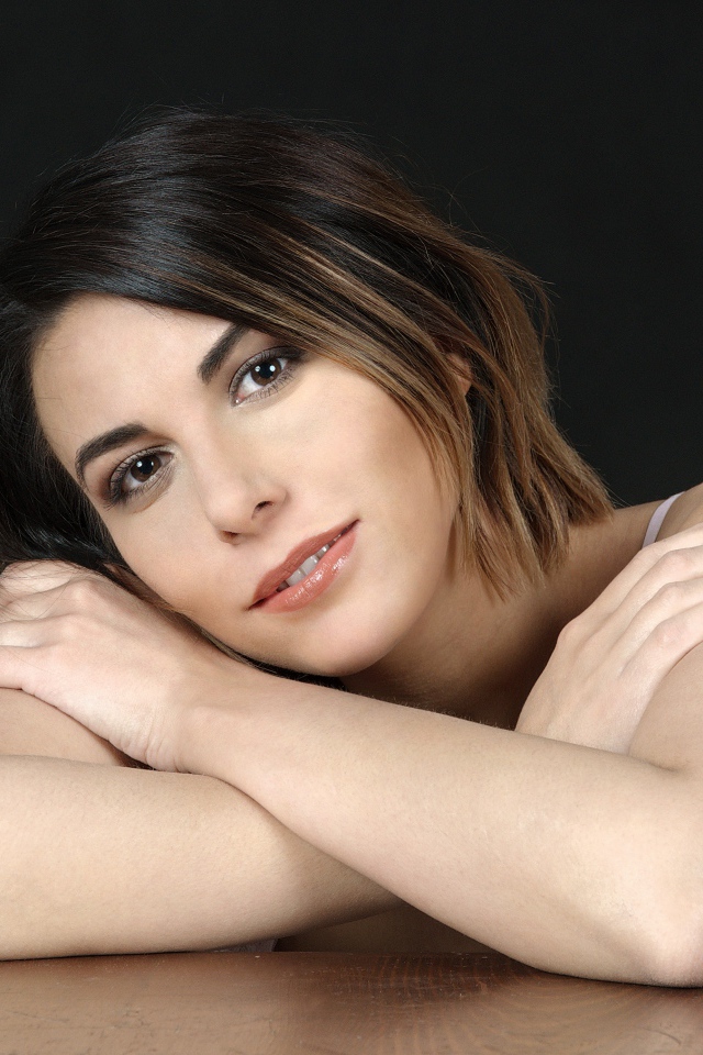 Карие глаза красивой девушки на черном фоне