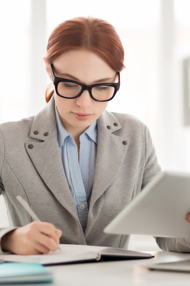 Деловая женщина в костюме за столом 