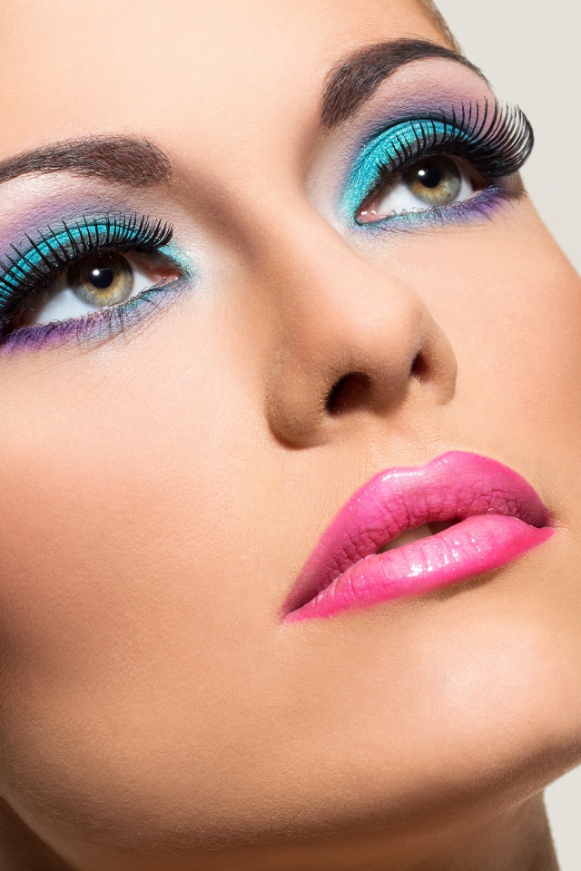 Лицо девушки с ярким макияжем крупным планом