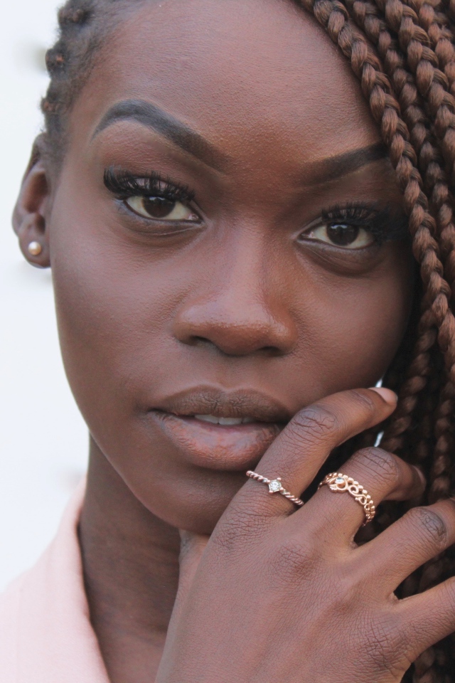 Темнокожая девушка с косичками крупным планом