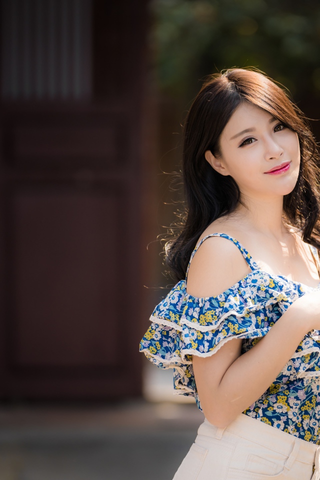 Милая девушка азиатка с длинными волосами