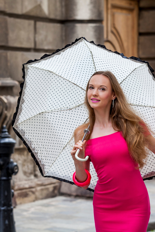 Милая девушка в розовом платье с зонтом в руках 