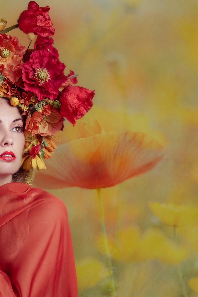 Милая девушка с венком из красных маков на голове