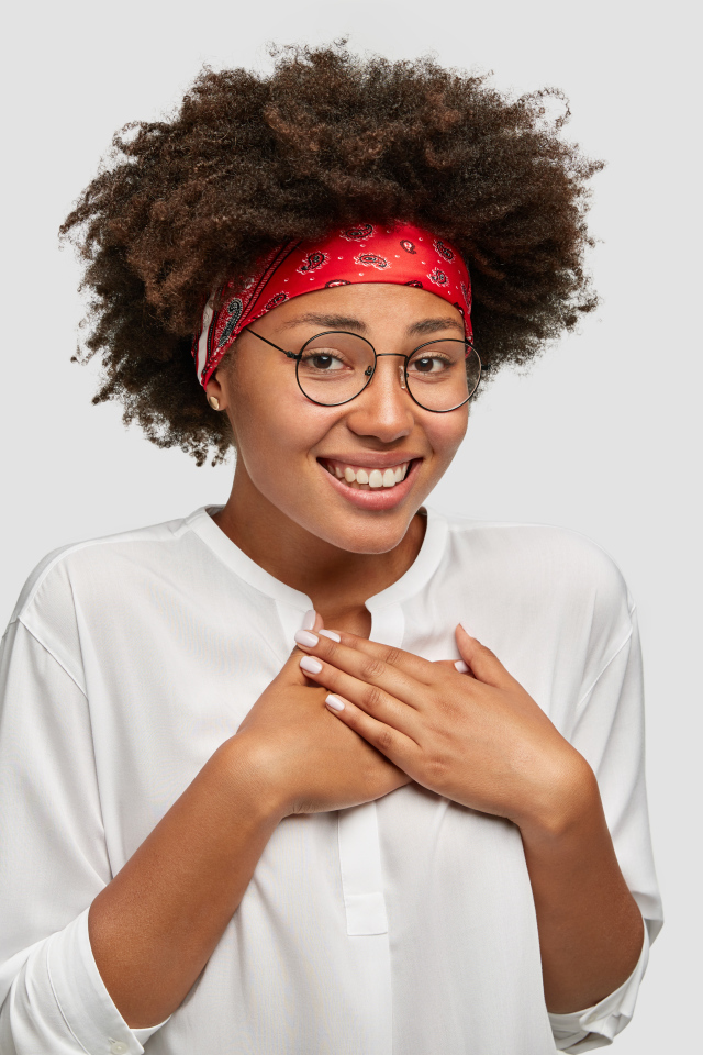 Милая девушка в очках в белой рубашке 