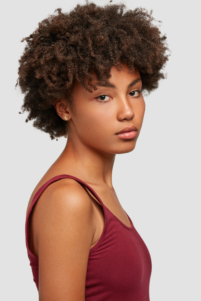 Милая девушка мулатка в красной майке