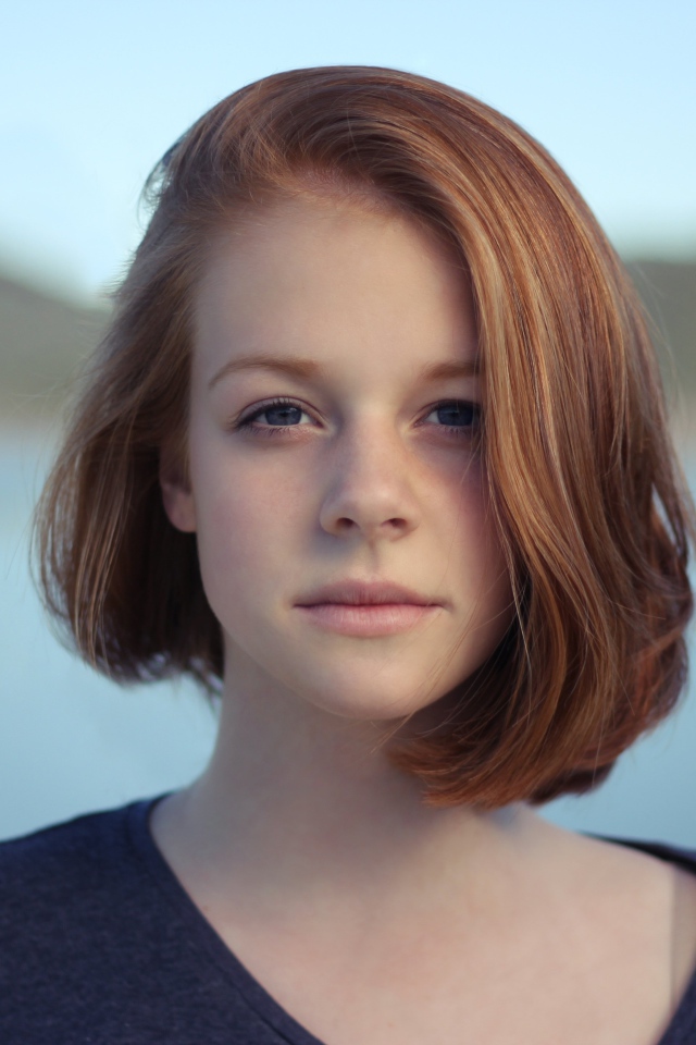 Милая настоящая девушка с короткой стрижкой 