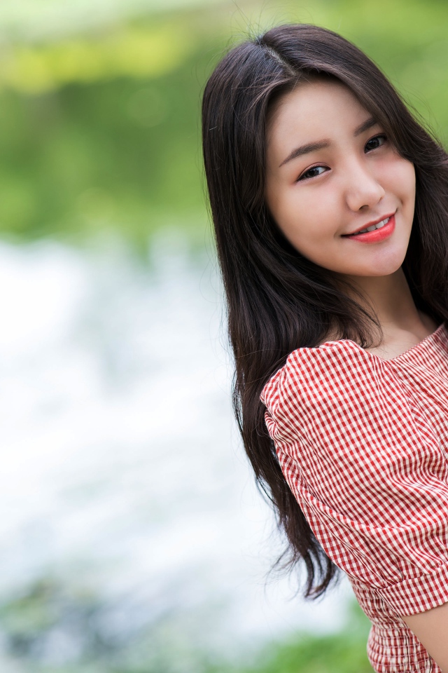 Милая улыбка молодой длинноволосой азиатки
